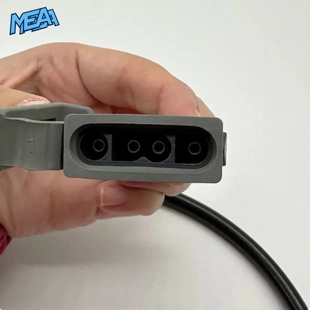 LIFEPAK 15 QUIK COMBO Therapy Cable 11113000004 4 4-pin QUIK-COMBO connector detail on LIFEPAK 15 therapy cable